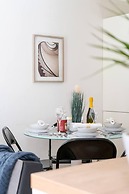 Livestay - 2 Bed Apt, Free Parking in Luton