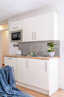 Livestay - 2 Bed Apt, Free Parking in Luton