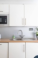 Livestay - 2 Bed Apt, Free Parking in Luton