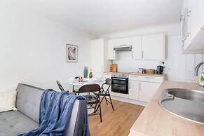 Livestay - 2 Bed Apt, Free Parking in Luton