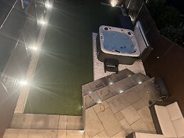 Broadway Beach Homes Airbnb With Hot tub