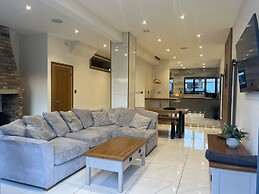 Broadway Beach Homes Airbnb With Hot tub