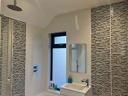 Broadway Beach Homes Airbnb With Hot tub