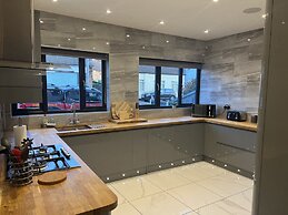 Broadway Beach Homes Airbnb With Hot tub