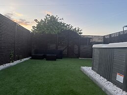 Broadway Beach Homes Airbnb With Hot tub