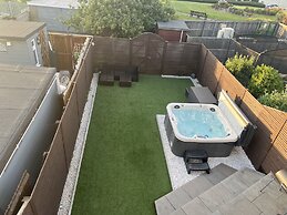 Broadway Beach Homes Airbnb With Hot tub