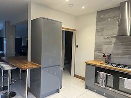 Broadway Beach Homes Airbnb With Hot tub