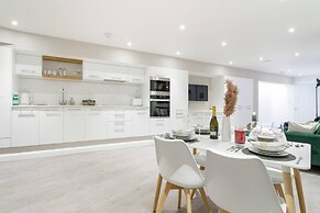 Livestay - 2 Bed Hollywood Movie Themed Apt