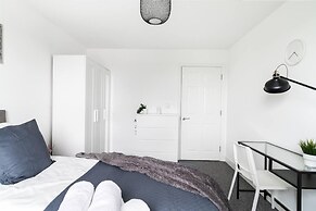 Livestay - One Bed Apt, Free Parking, Sleeps 4