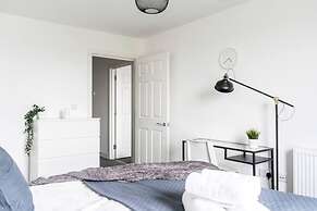 Livestay - One Bed Apt, Free Parking, Sleeps 4