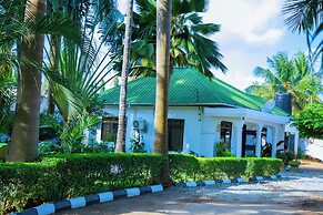 Dar es Salaam-sleeps8-parking-garden-pet Friendly