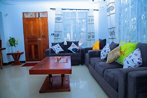 Dar es Salaam-sleeps8-parking-garden-pet Friendly