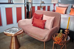 The Lord Byron Suite