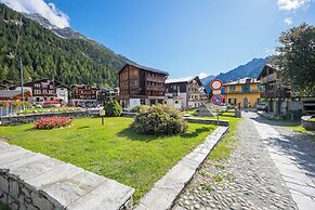 Monterosa Cozy Apartment 200m From Ski