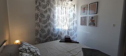 Stunning 2-bed House in Jezera With Sea Views