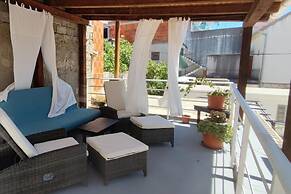 Stunning 2-bed House in Jezera With Sea Views