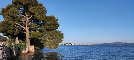 Stunning 2-bed House in Jezera With Sea Views