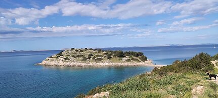 Stunning 2-bed House in Jezera With Sea Views