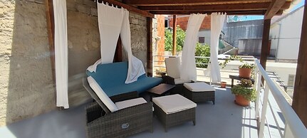 Stunning 2-bed House in Jezera With Sea Views