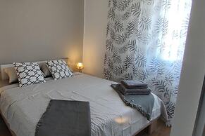 Stunning 2-bed House in Jezera With Sea Views