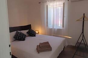 Stunning 2-bed House in Jezera With Sea Views
