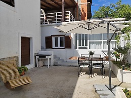 Stunning 2-bed House in Jezera With Sea Views