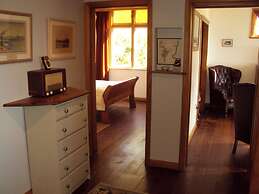 Bluff Hill Lighthouse B&B