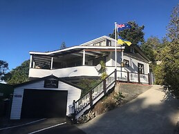 Bluff Hill Lighthouse B&B