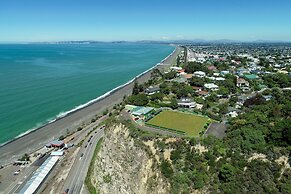 Bluff Hill Lighthouse B&B