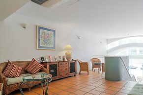 Inner City One Bedroom Apartment with Pool View 22