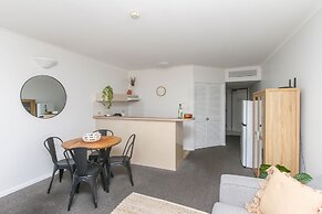 Inner City One Bedroom Apartment with Pool View 22