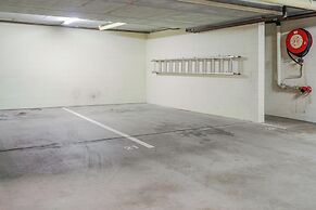 Inner City One Bedroom Apartment with Pool View 22