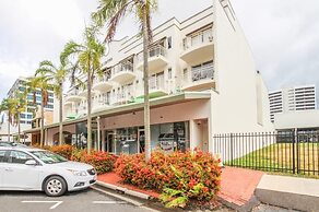 Inner City One Bedroom Apartment with Pool View 22