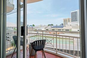 Inner City One Bedroom Apartment with Pool View 22
