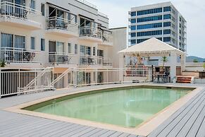 Inner City One Bedroom Apartment with Pool View 22