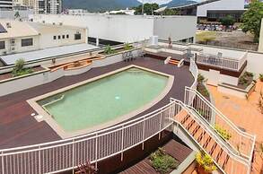 Inner City One Bedroom Apartment with Pool View 22