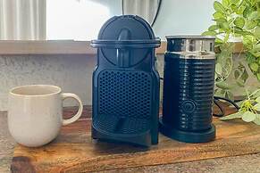 Inner City One Bedroom Apartment with Pool View 22