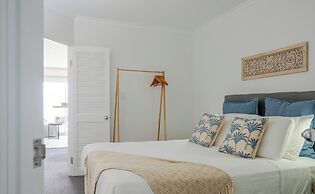 Inner City One Bedroom Apartment with Pool View 22
