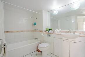 Inner City One Bedroom Apartment with Pool View 22