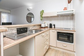 Inner City One Bedroom Apartment with Pool View 22