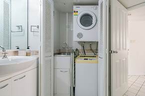Inner City One Bedroom Apartment with Pool View 22
