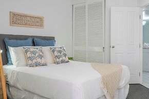 Inner City One Bedroom Apartment with Pool View 22