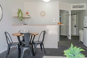 Inner City One Bedroom Apartment with Pool View 22