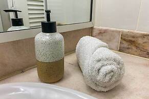 Inner City One Bedroom Apartment with Pool View 22