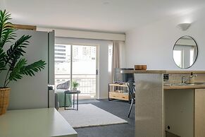 Inner City One Bedroom Apartment with Pool View 22