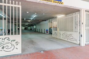 Inner City One Bedroom Apartment with Pool View 22