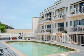 Inner City One Bedroom Apartment with Pool View 22