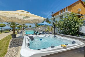 Pool & Whirlpool Villa Art Three