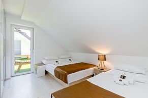 Pool & Whirlpool Villa Art Four