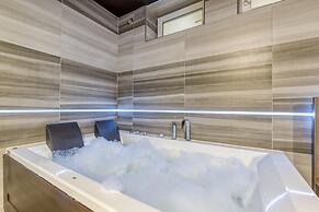 Pool & Whirlpool Villa Art Four